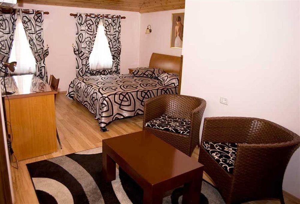 Hotel Villa Tafaj Tiranë Ngoại thất bức ảnh